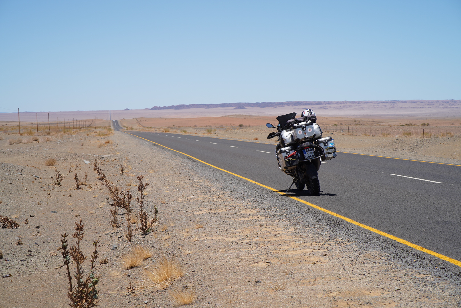 Mein Motorrad auf einer weiten Straße in Namibia.