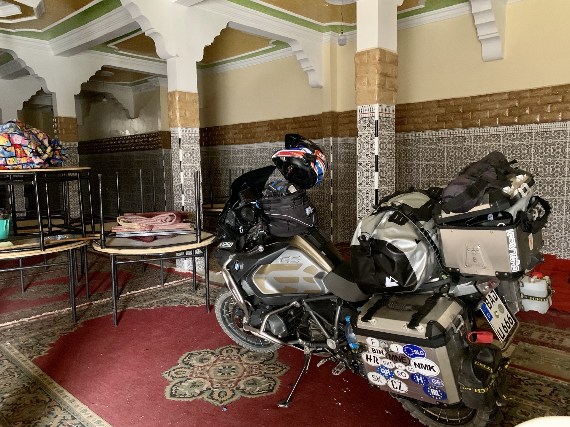 Das Motorrad auf einem Teppich im Hotel